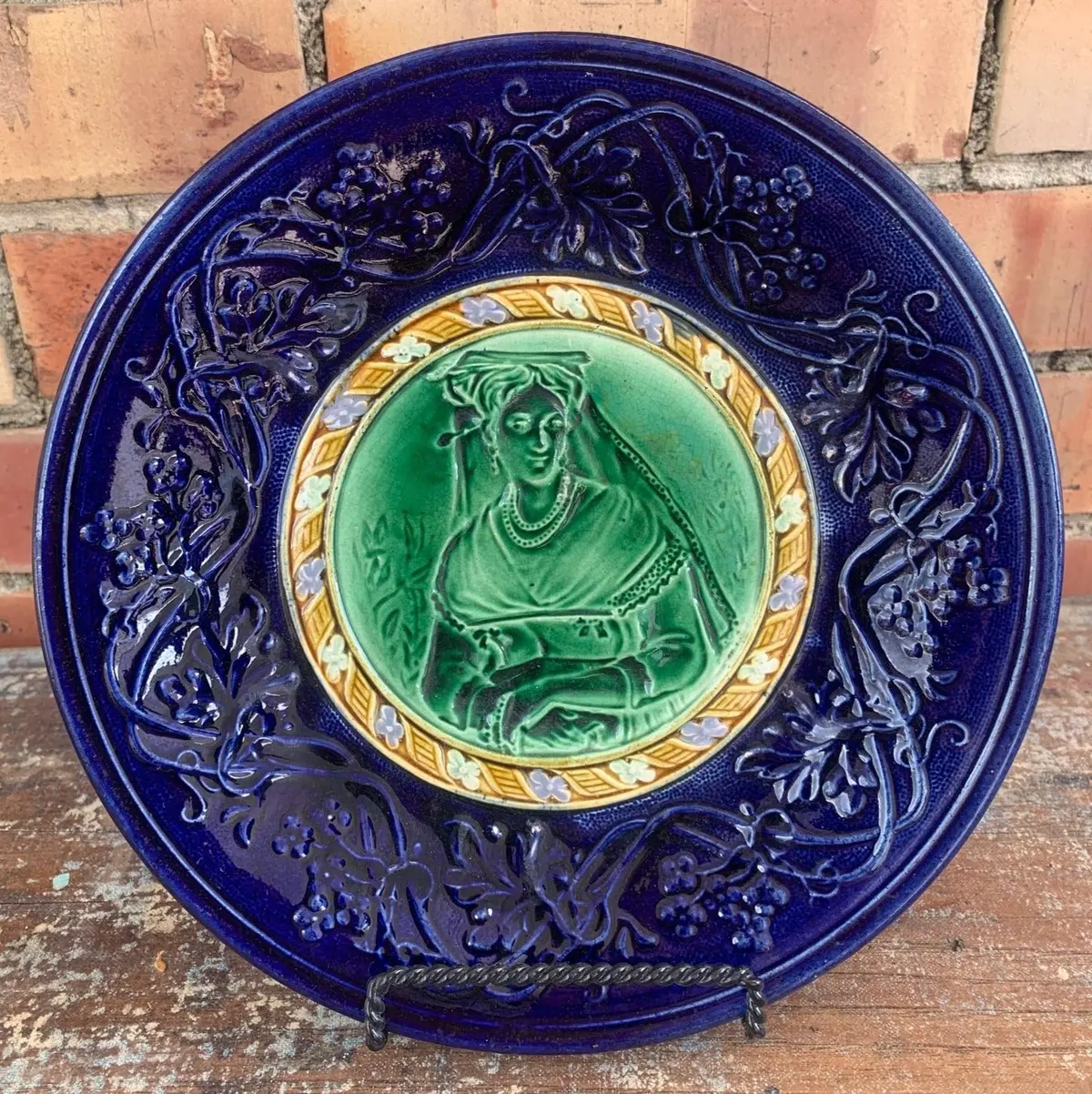 Elizabethan Lady Majolica Plate With Cobalt Border 1