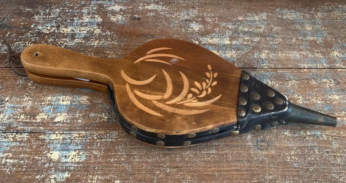 Small Bellows With Incised Carving 1