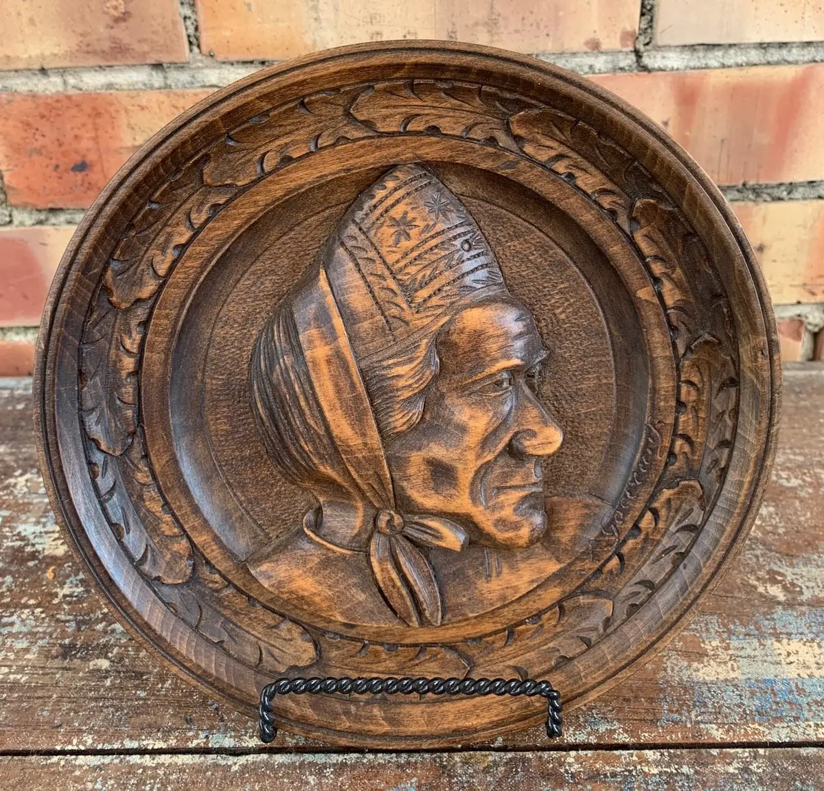 Round Brittany Lady Wood Plaque 1