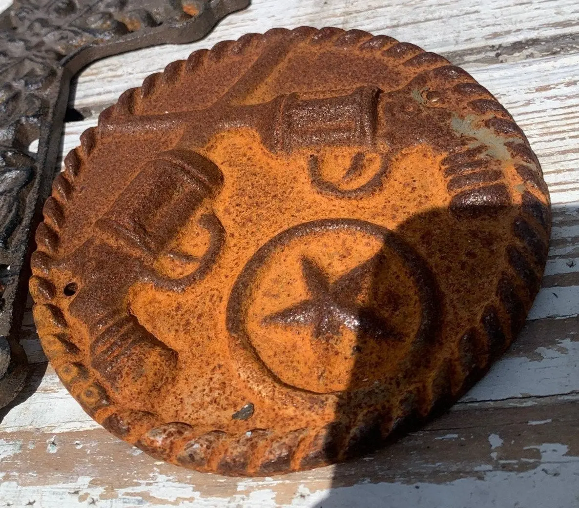 5" Rusty Cast Iron Gun And Star Plaque 1