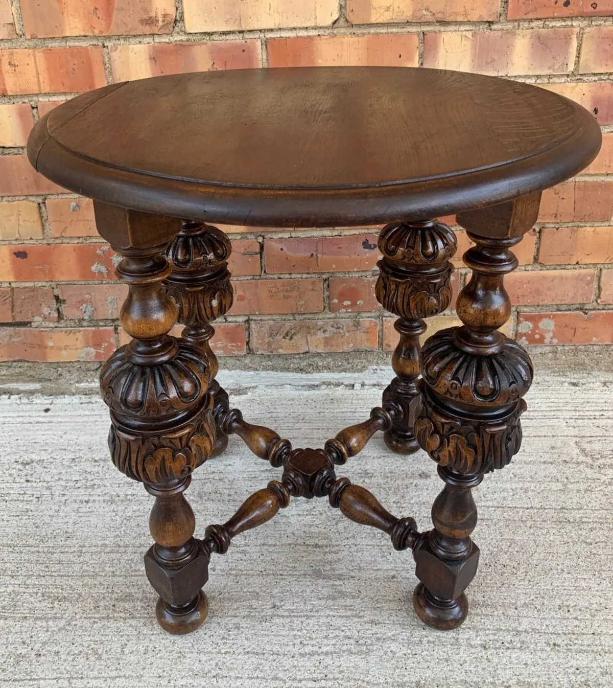 Round Tabaret With Melon Bulb Legs 1
