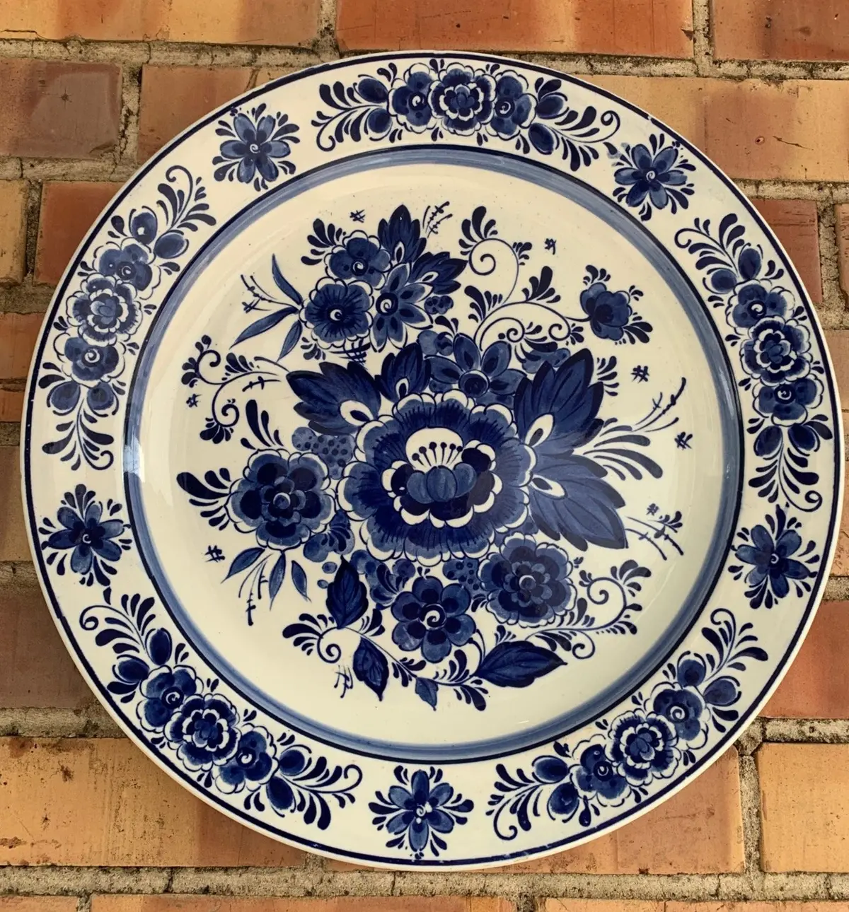Round Delft Charger With Flowers 1