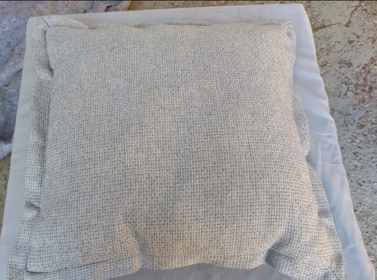 Large Tweed Pllow 1