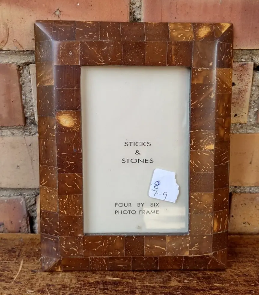 Small Marble Look Standing Frame 1