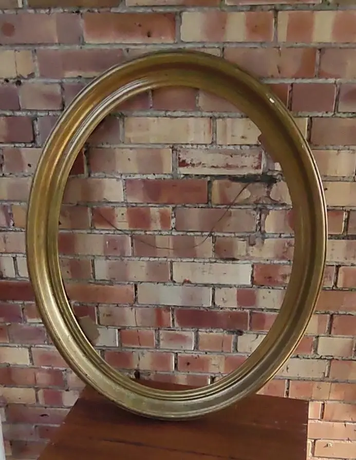Oval Gilt Frame 1