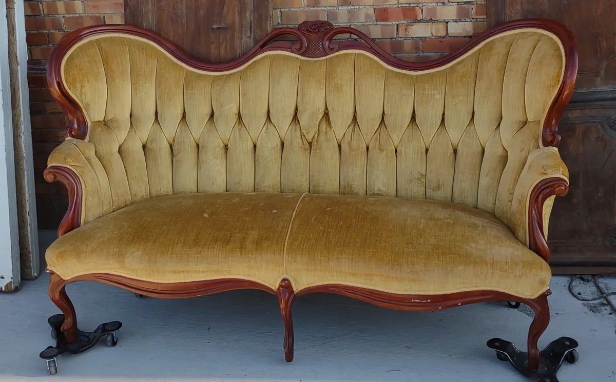 Victorian Walnut Sofa With Gold Upholstery 1