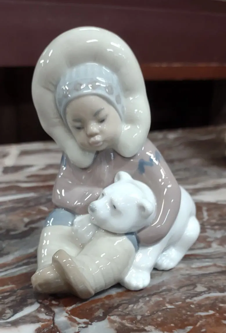 Lladro Eskimo Child Sittng In Snow 1