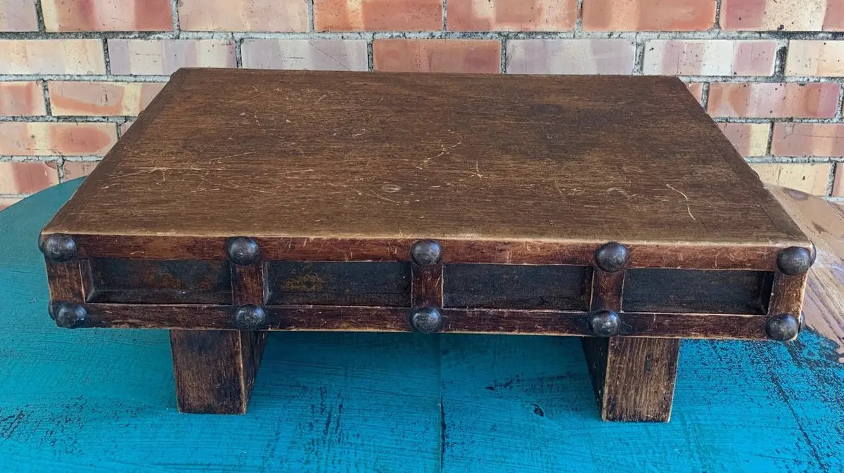 Thick Wood Spanish Plateau Stand 1