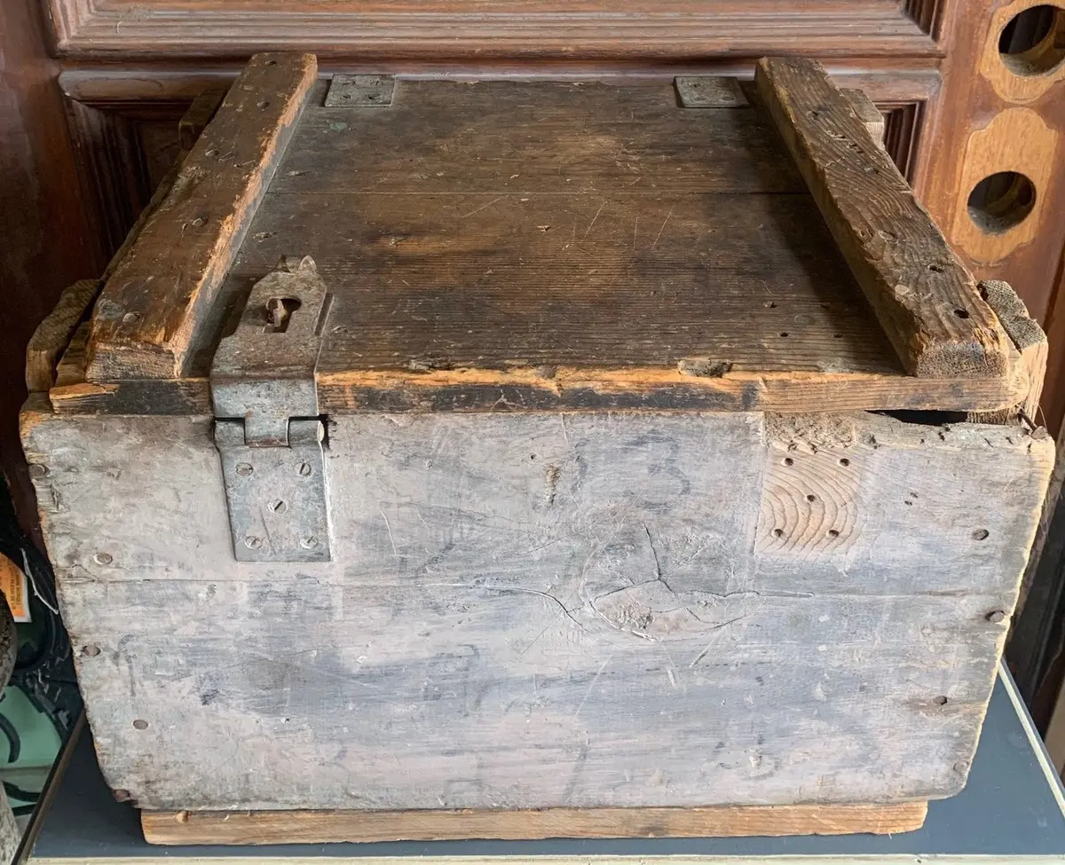 Primitive Shabby Pine Box W/ Hasp 1