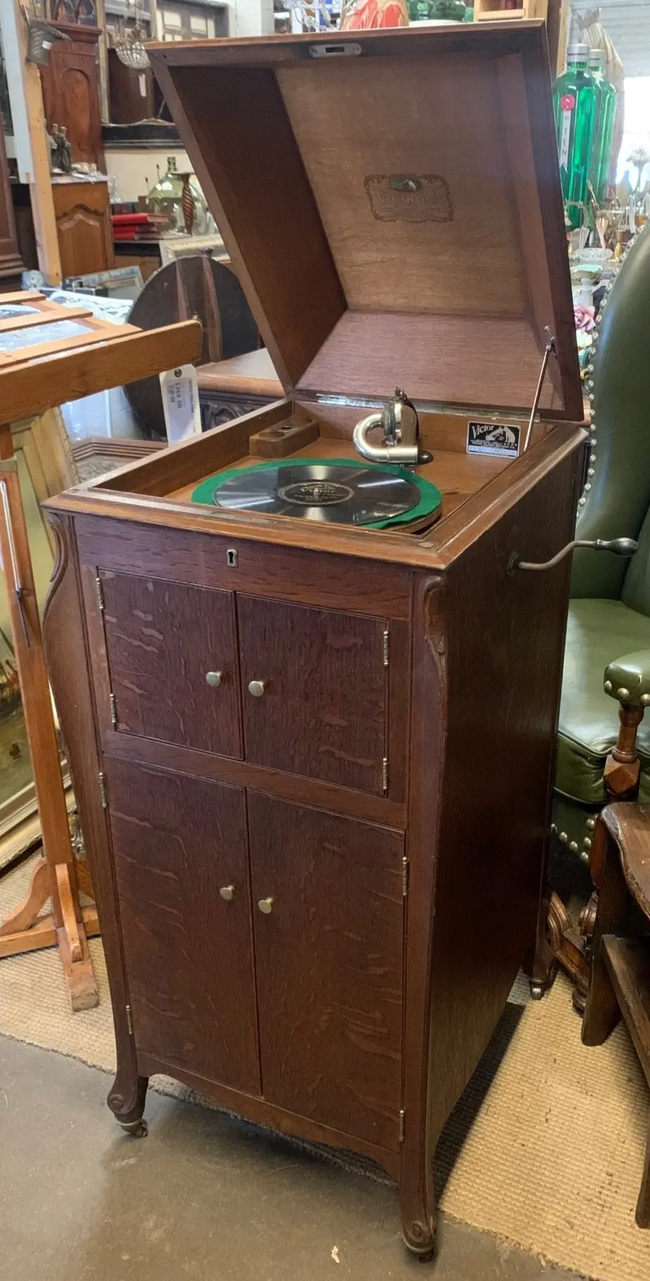 Antique Oak 1916 Victrola In Cabinet 1
