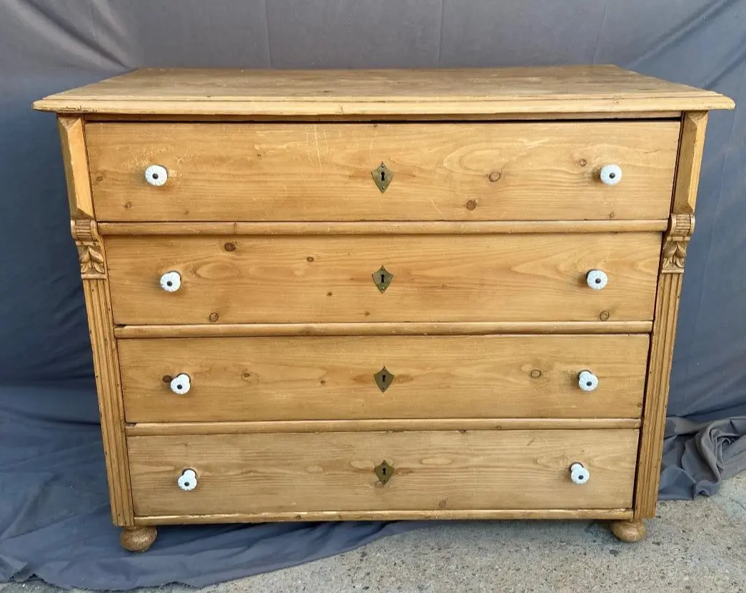 Pine 4-Drawer Chest With Porcelain Knobs 1