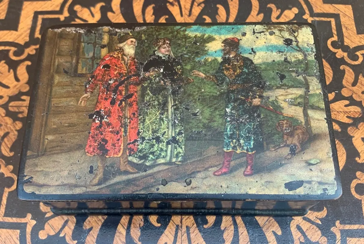 Small 19Th Century Black Paper Mache Box With 3 Aristocrats 1