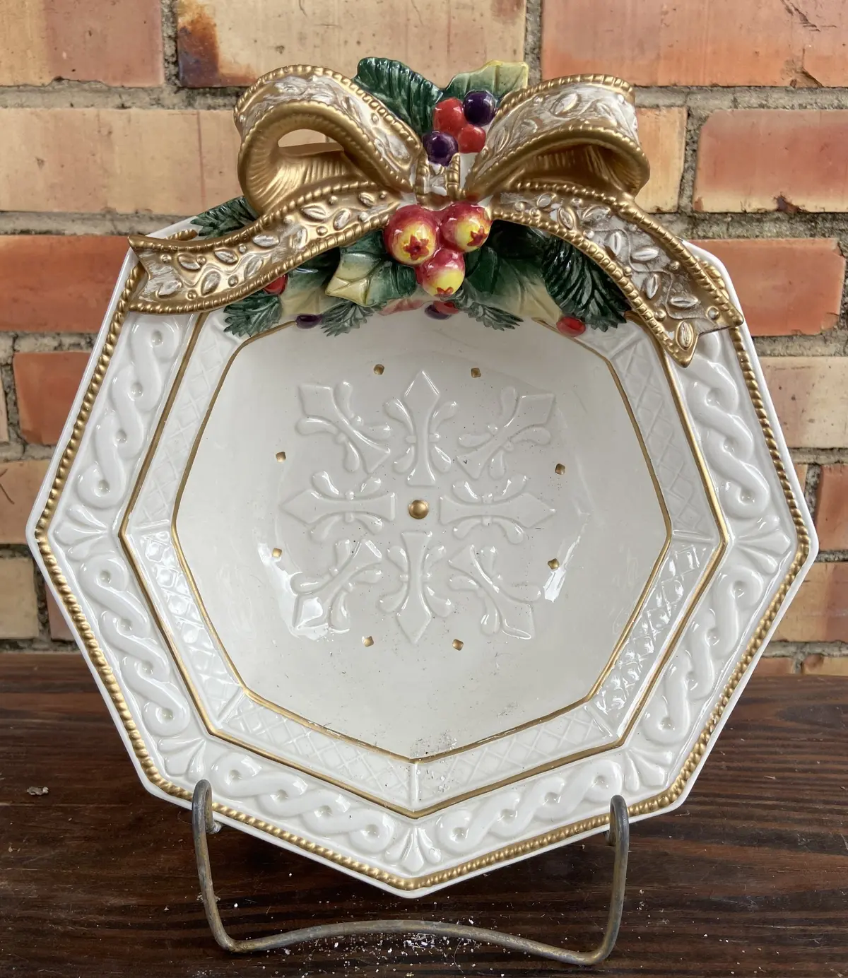 Octagonal Ceramic Christmas Bowl With Gold Bow 1