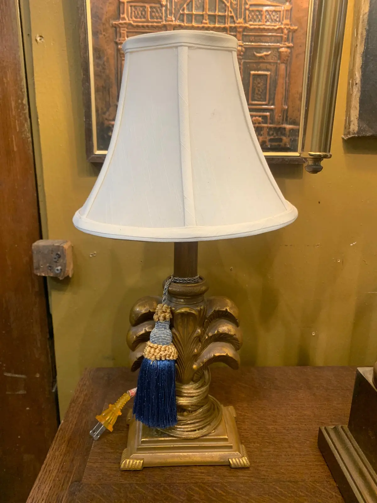 Fleur Di Lis Lamp With Shade 1