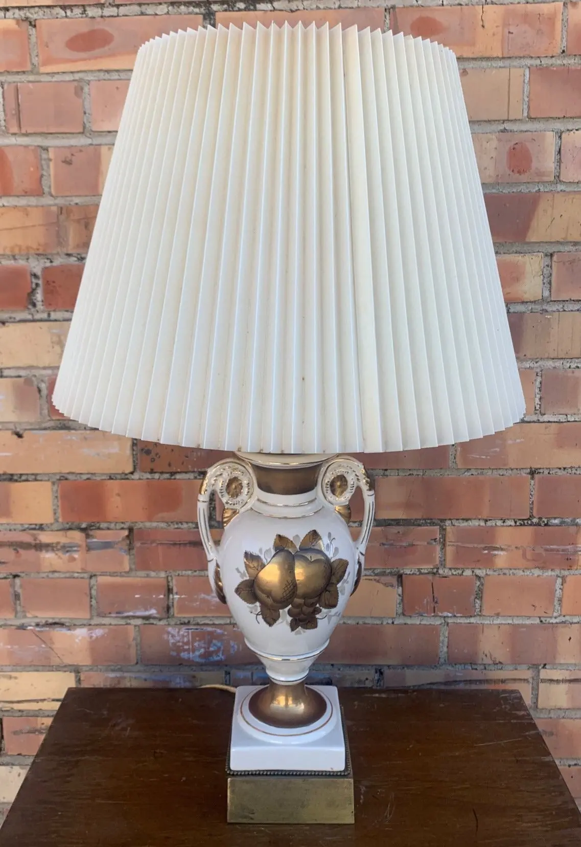 White With Gold Fruit Urn Style Table Lamp 1