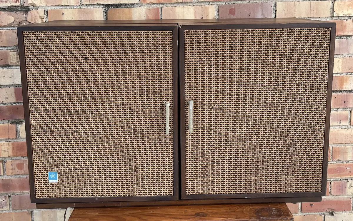 Vintage Stereophonic Electric Turn Table And Receiver With Woven Doors 1