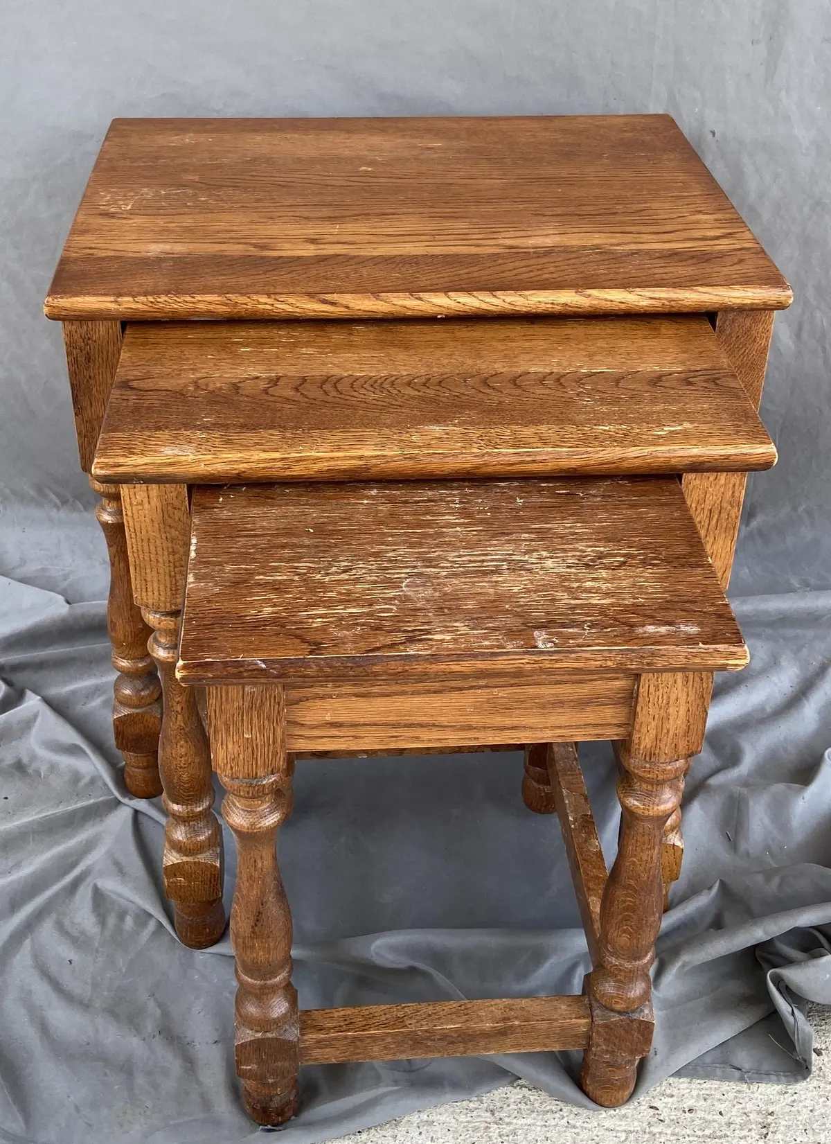 Set Of 3 Light Oak Block And Turn Leg Nesting Tables 1