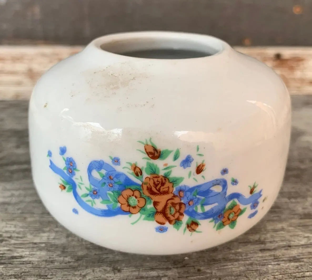 Small White Vase With Ribbon 1