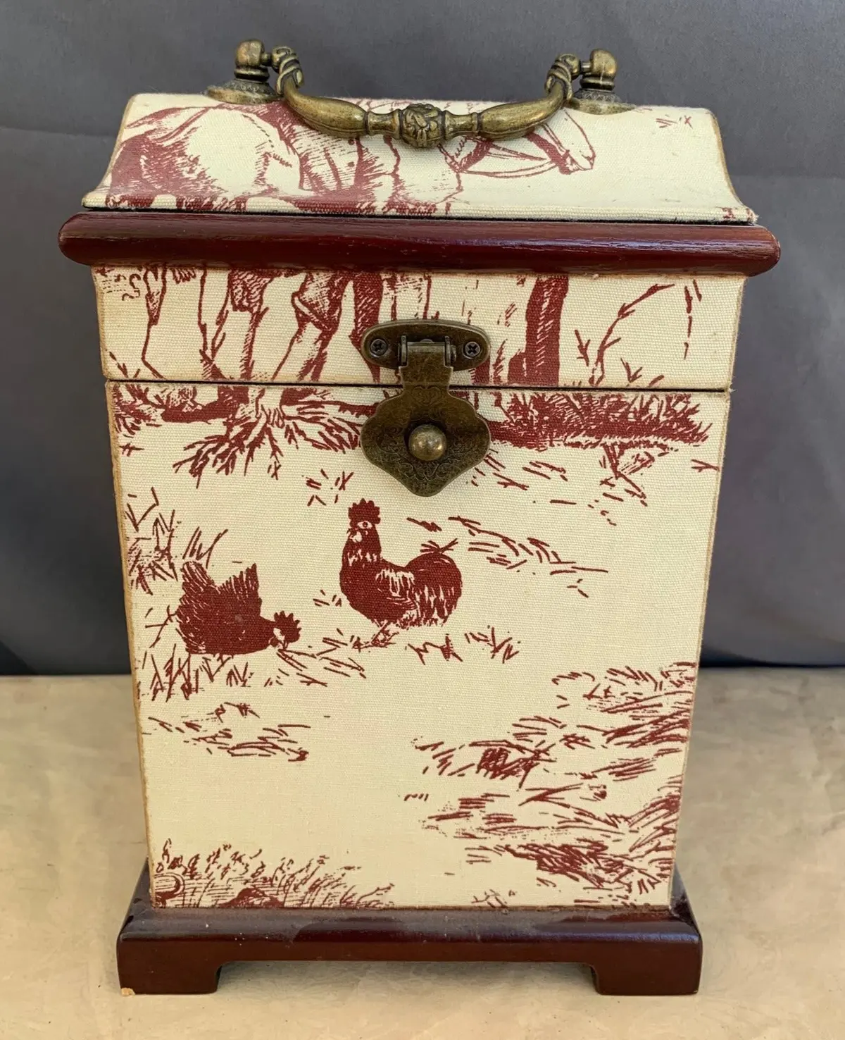 White And Red Rooster Box With Handle 1