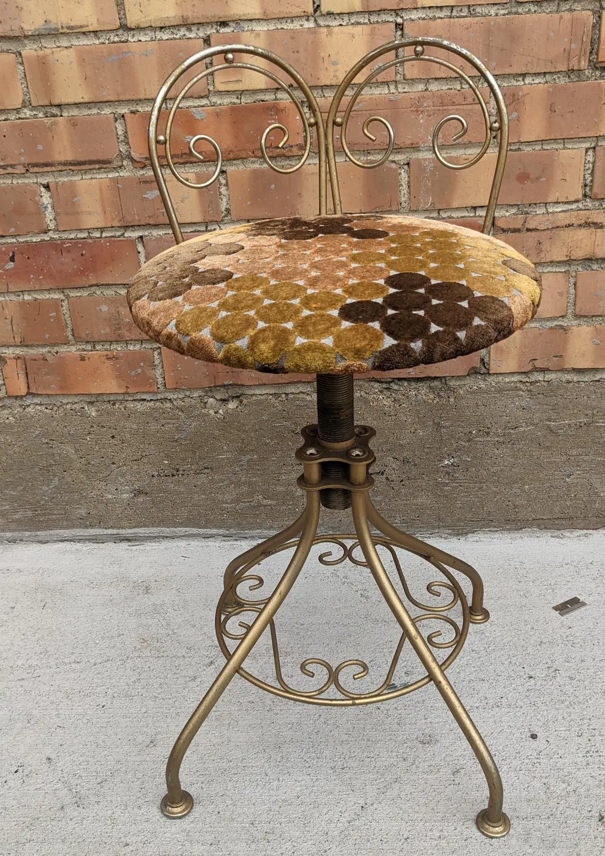 Small Upholstered Iron Vainty Chair With Rotating Seat 1