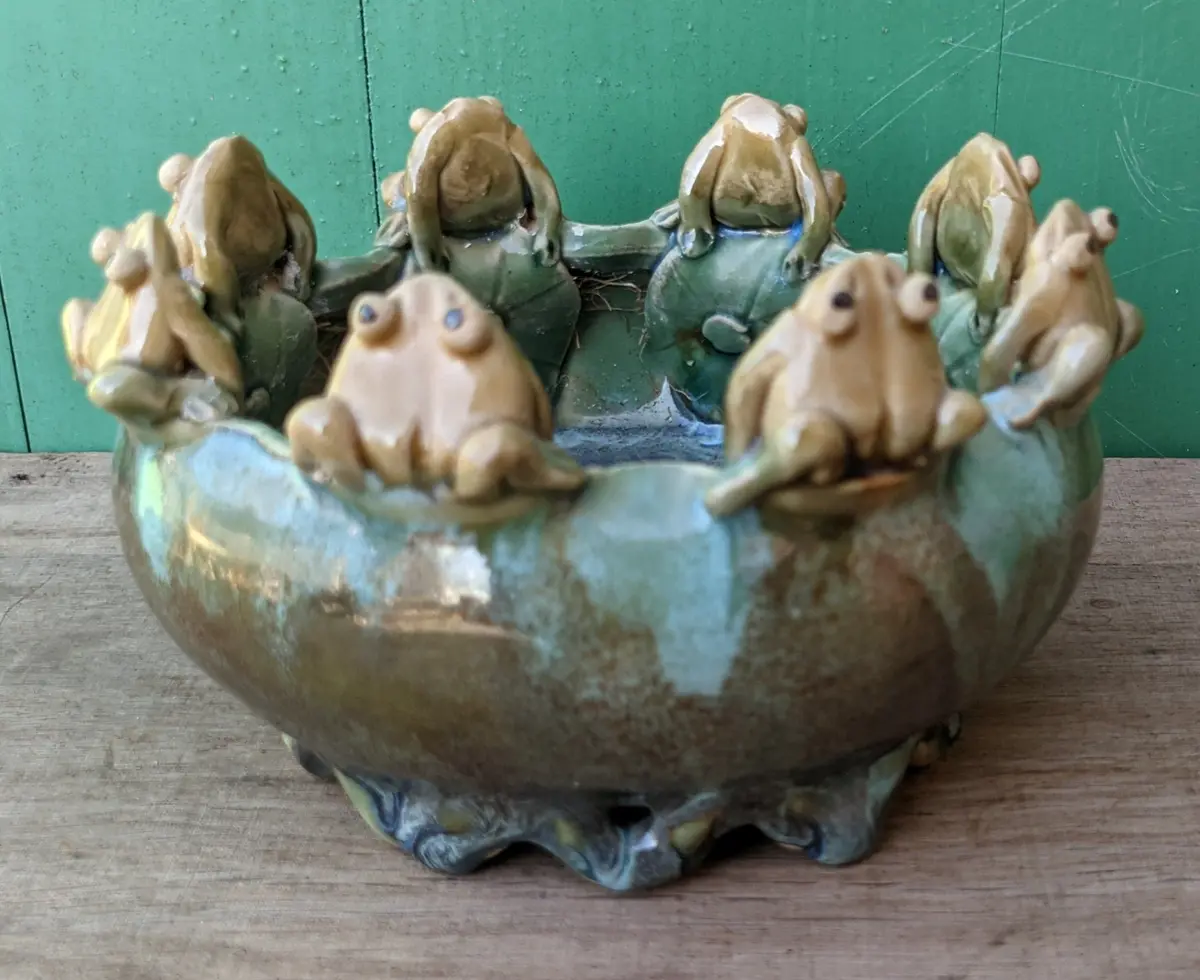 Round Glazed Pottery Dish With Frogs 1
