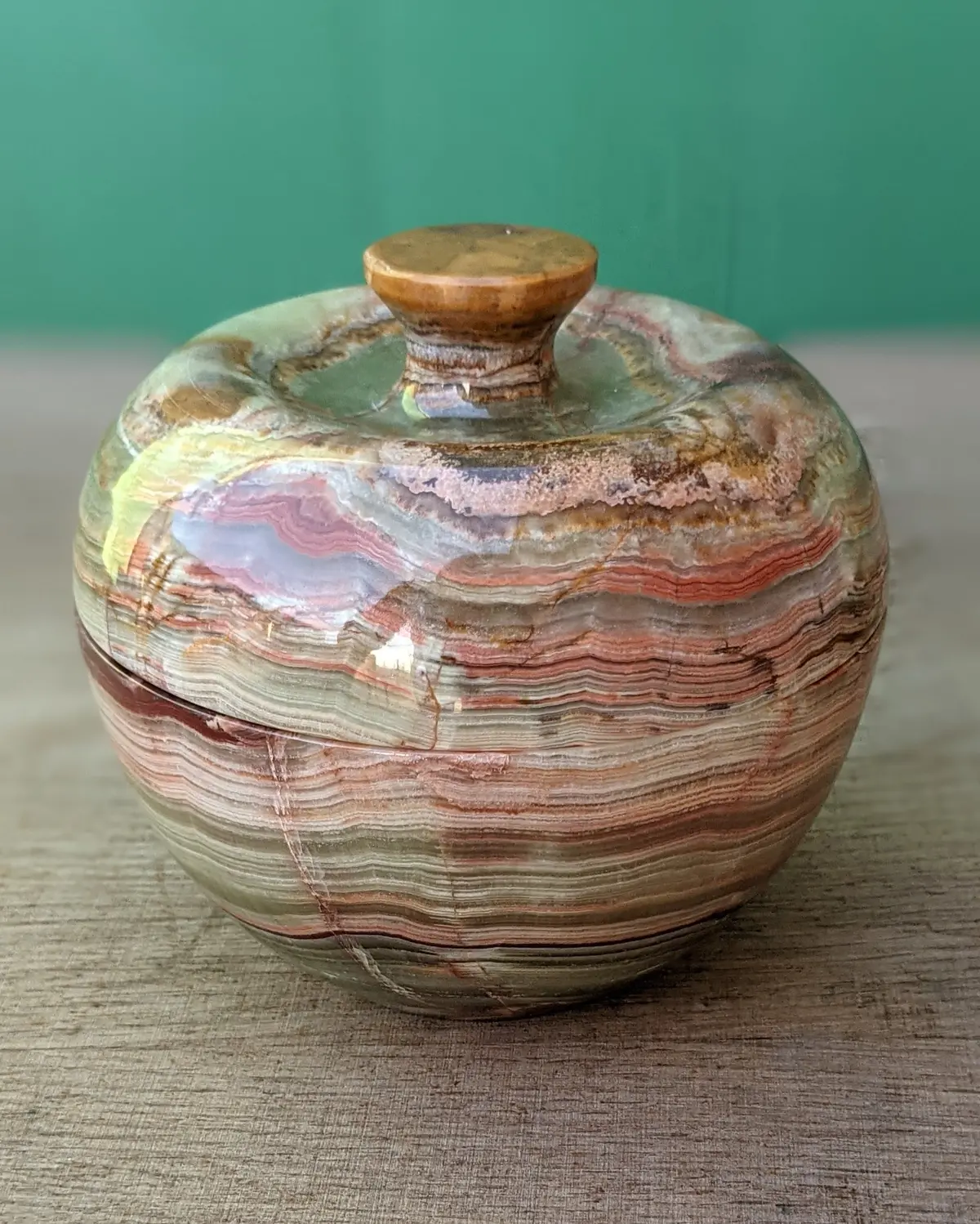 Round Onyx Box With Lid 1