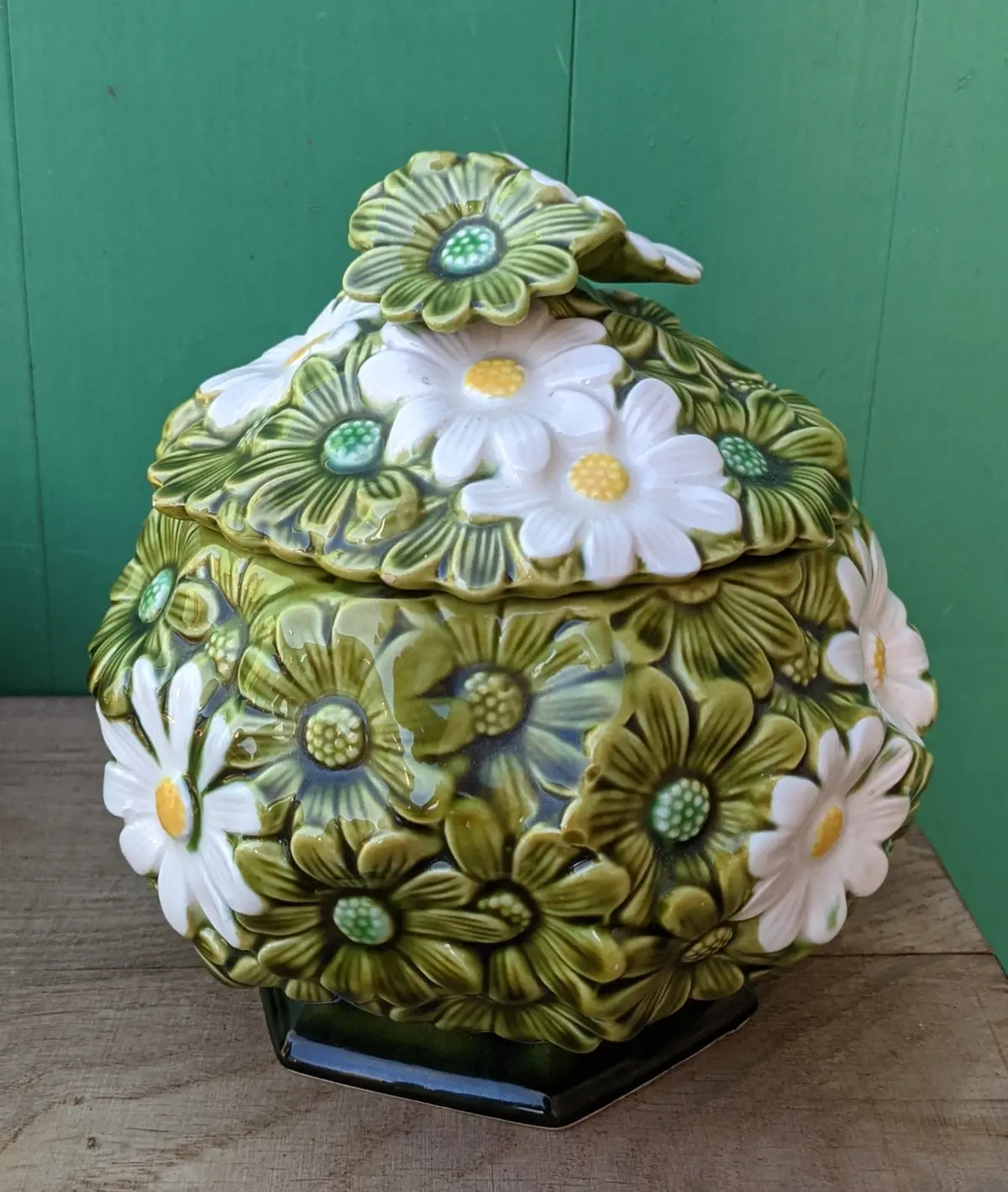 Green And White Ceramic Daisy Box With Lid 1