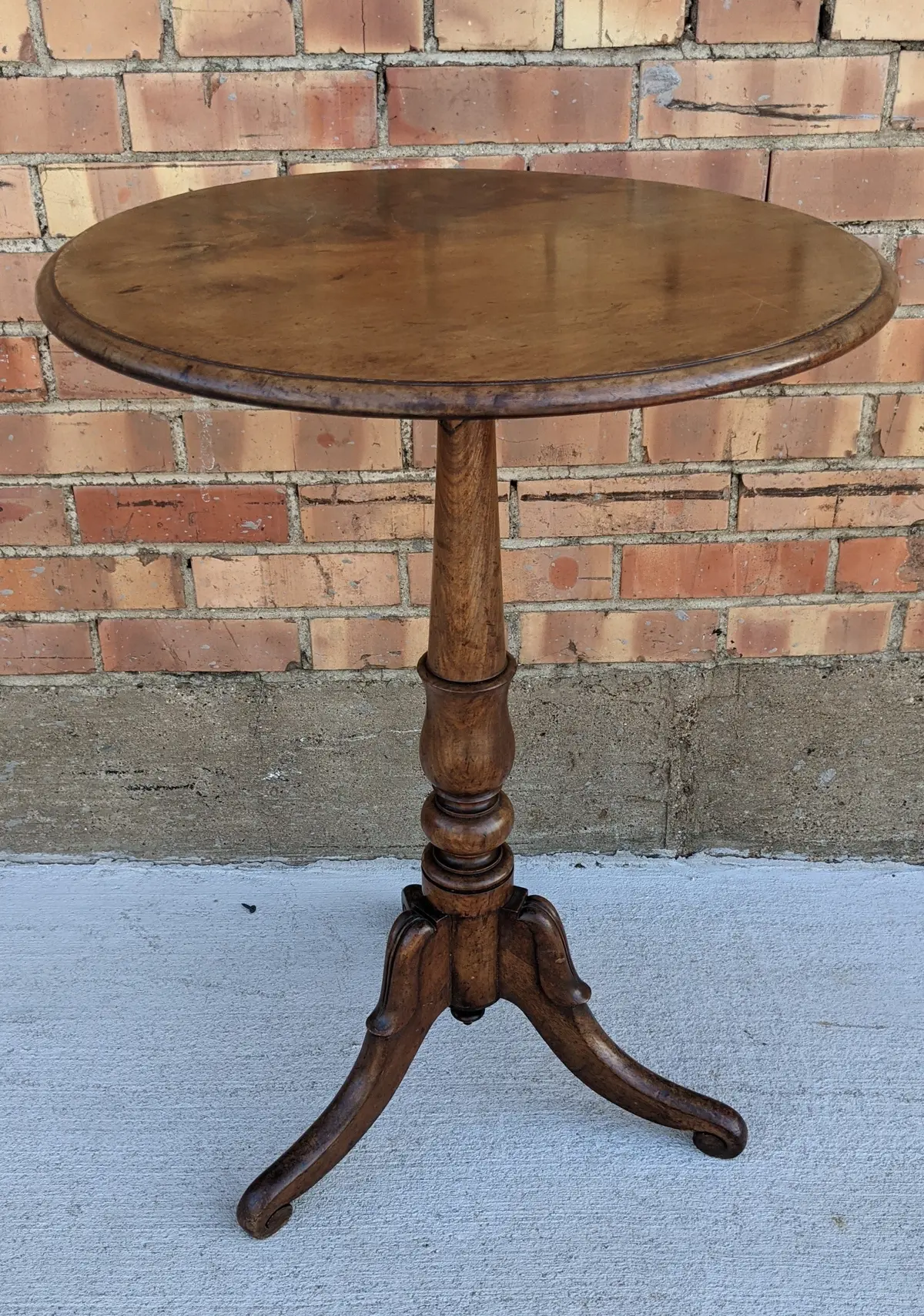 19Th Century Walnut Round Tilt Top Table With Tripod Legs 1