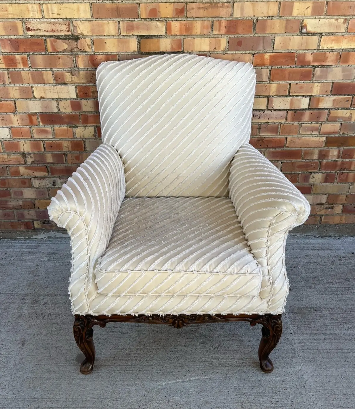 White Upholstered Arm Chair With White Upholstery 1