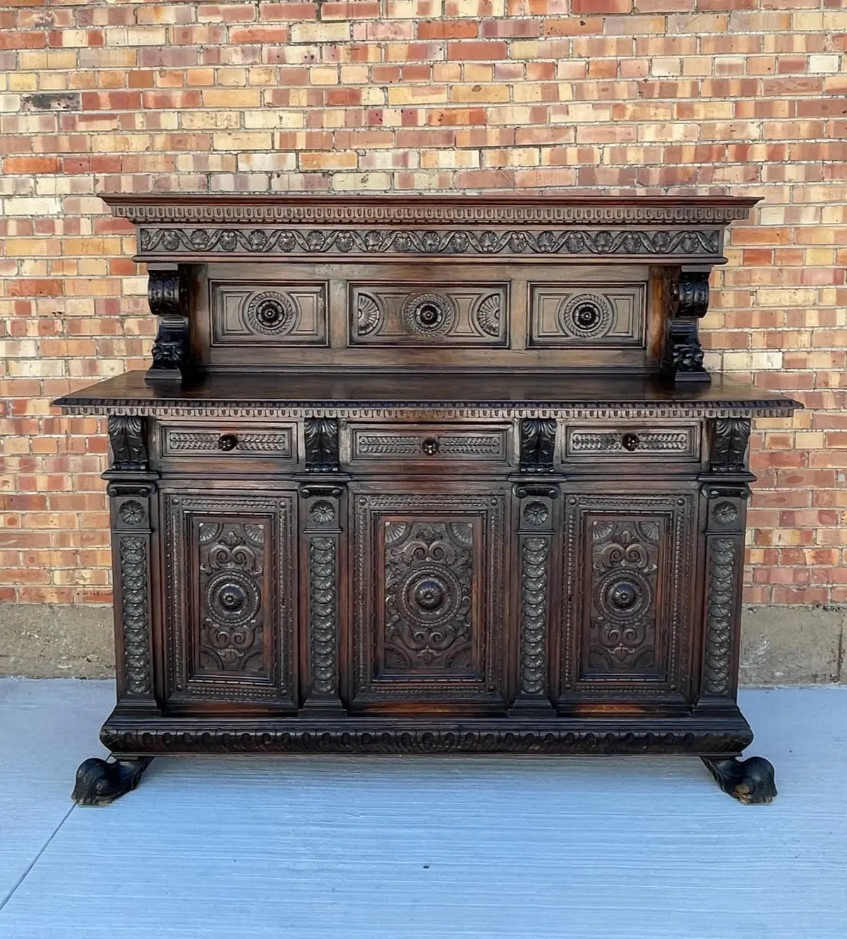 Italian Sideboard With Backsplash 1