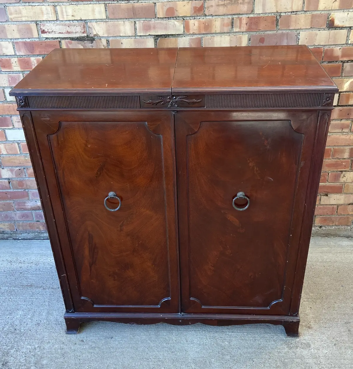 Mahogany Rado/Phonograph Console 1