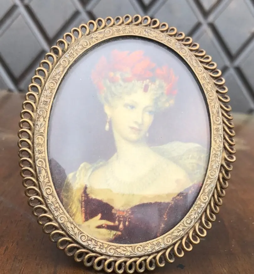 Tiny Oval Frame With Lady 1