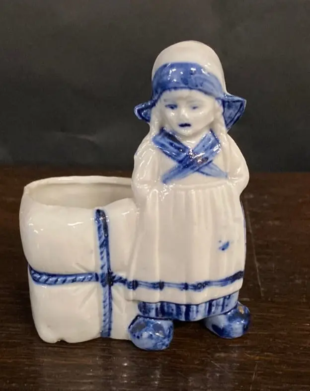 Delft Little Girl With Flowers Vase 1