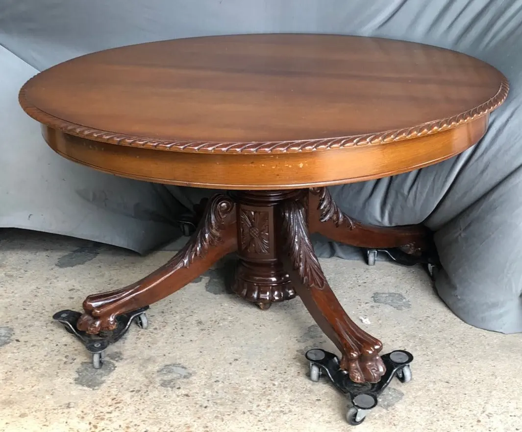 Quality 19Th Century American Round Pedestal Table With 4 Leaves 1