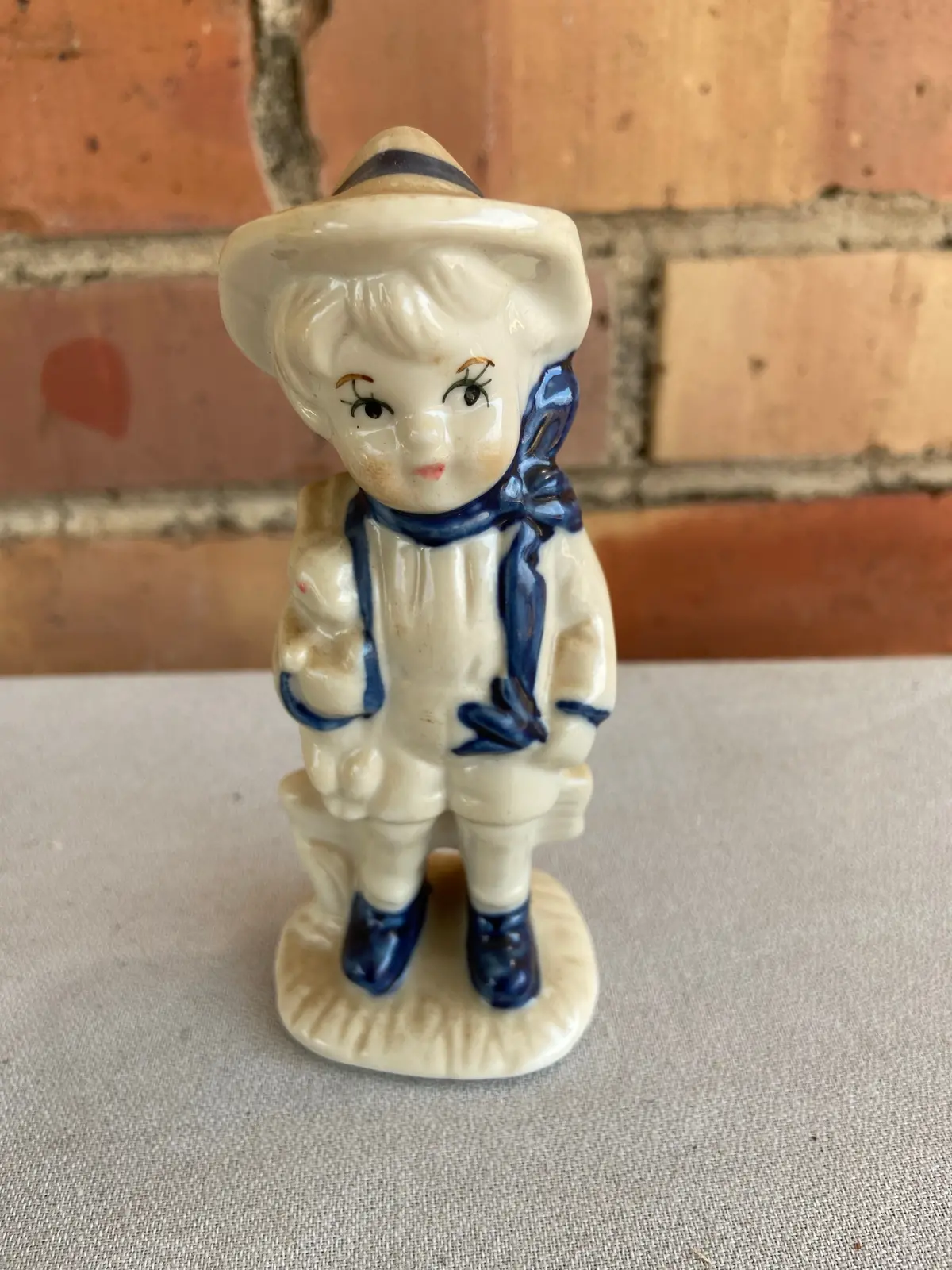 Small Delft Girl And Bunny Figure 1