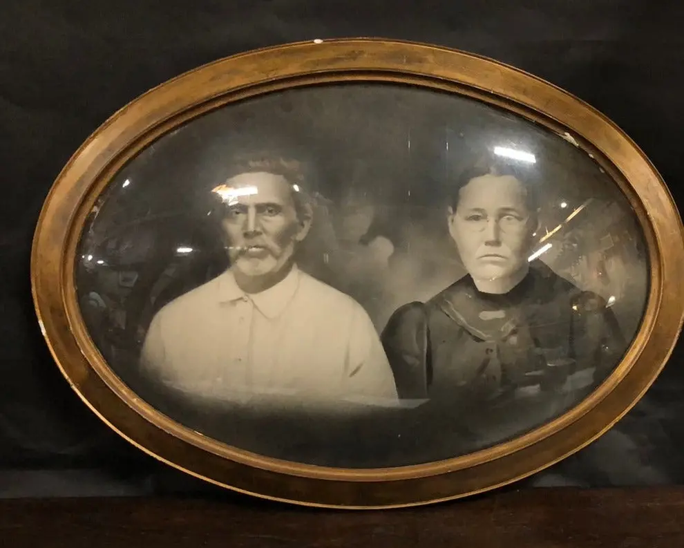 Oval Convex Frame With Photo Of Couple 1