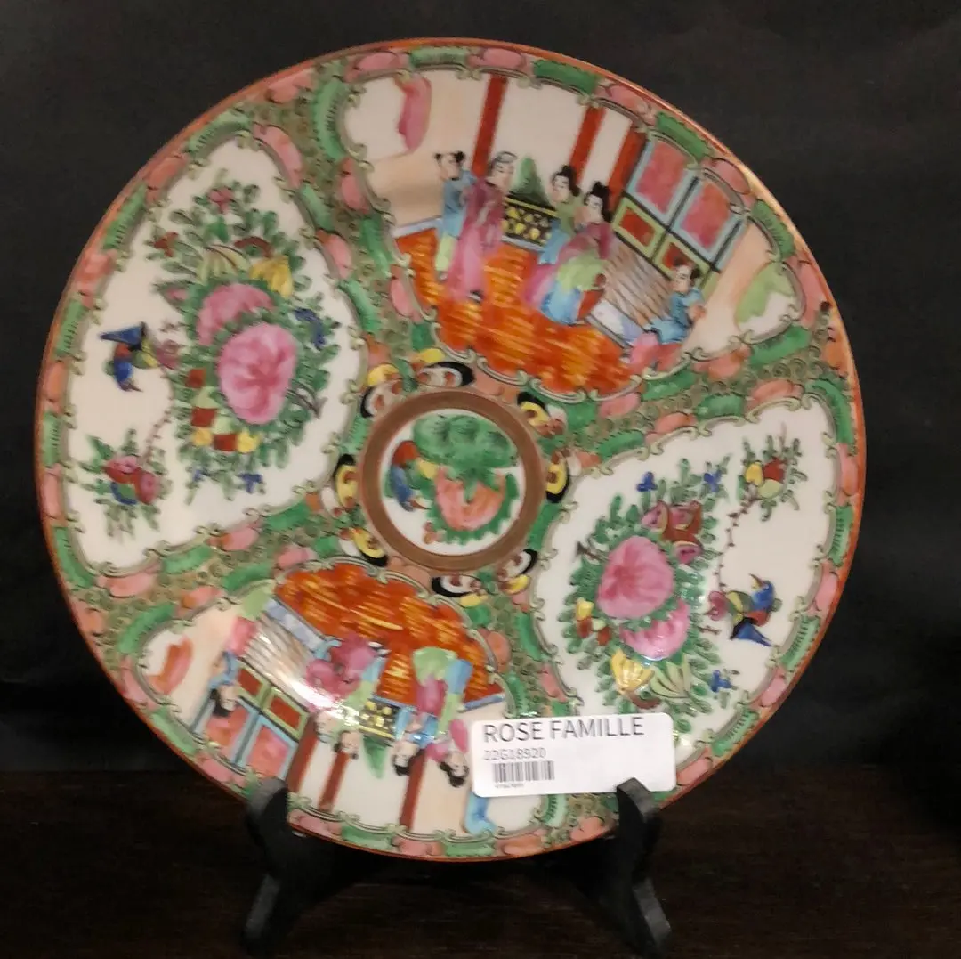 Set Of Twelve Rose Famille Dinner Plates 1