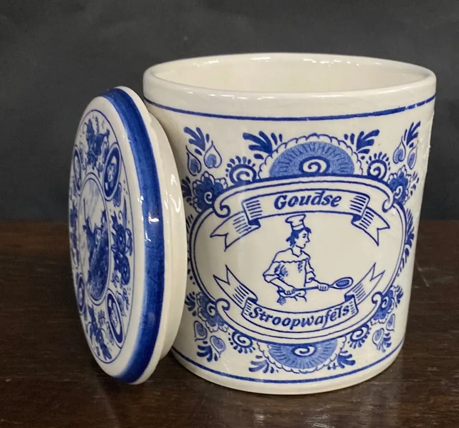 Small Delft Lidded Jar "Goudse Stroopwafel" 1