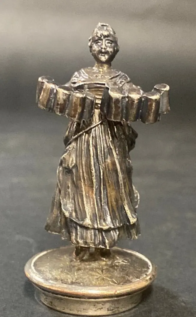 Silver Barmaid Finial 1