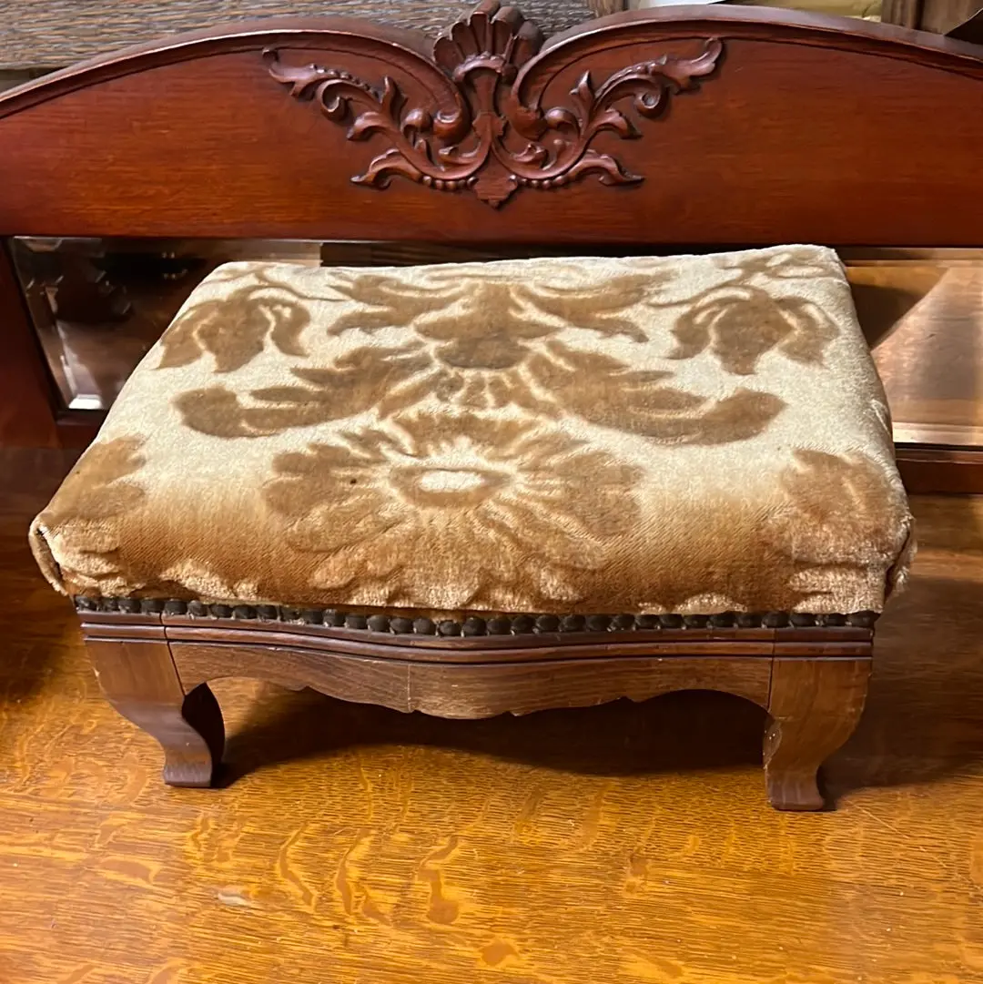 Tiny Cabriole Leg Stool 1