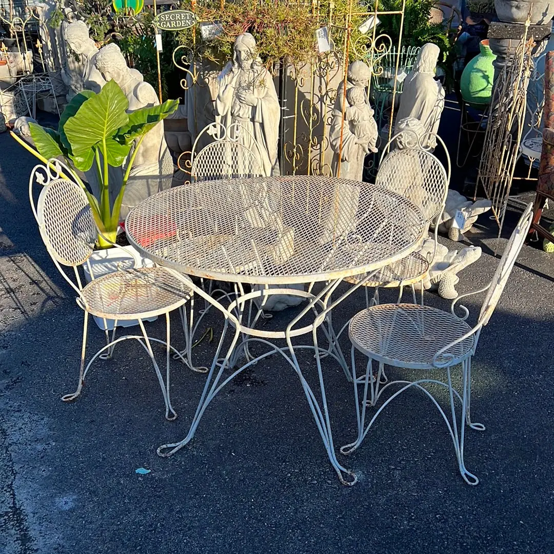 Iron Mesh Top Table With Four Chairs 1