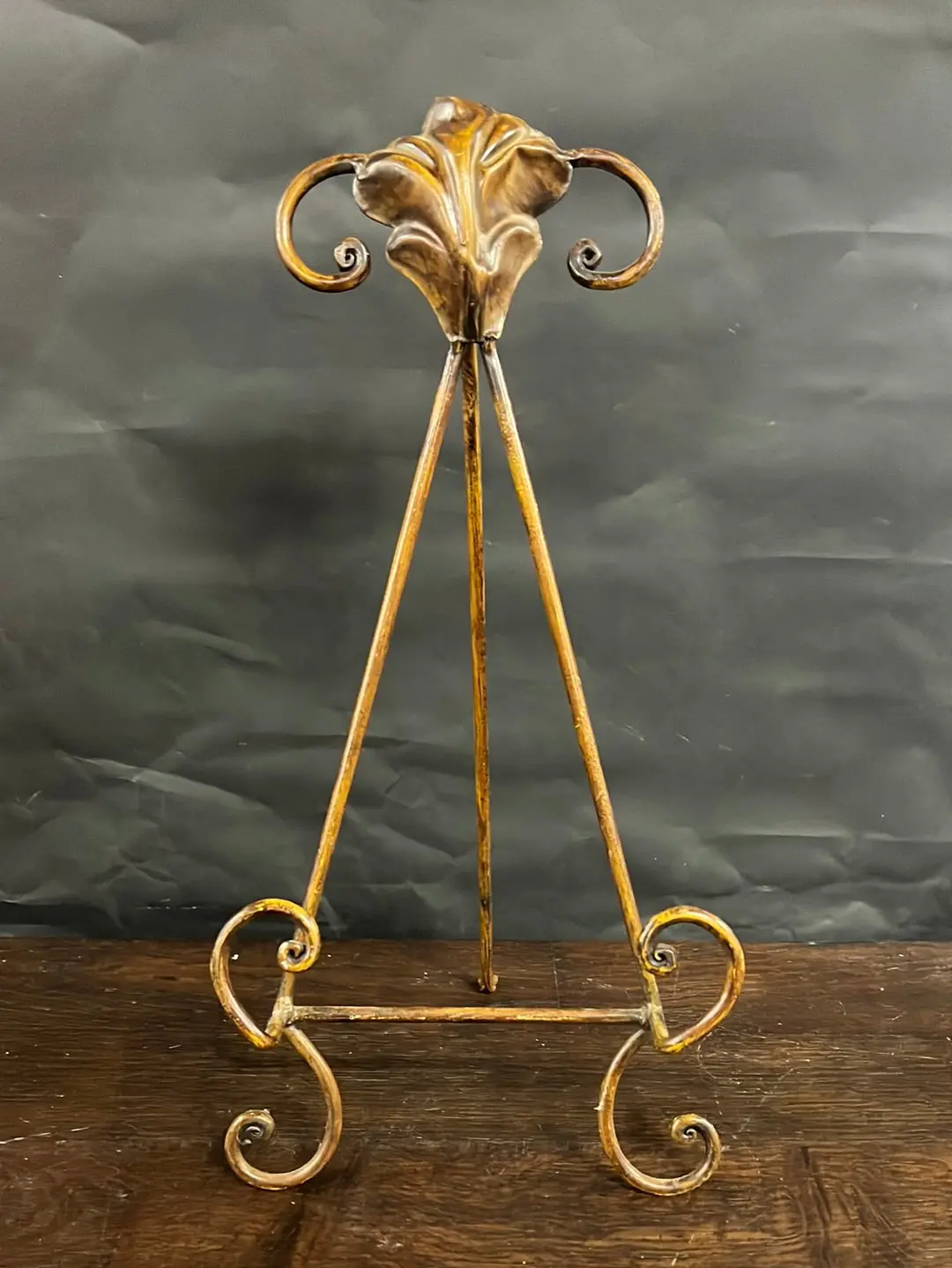 Gold Painted Small Iron Easle 1