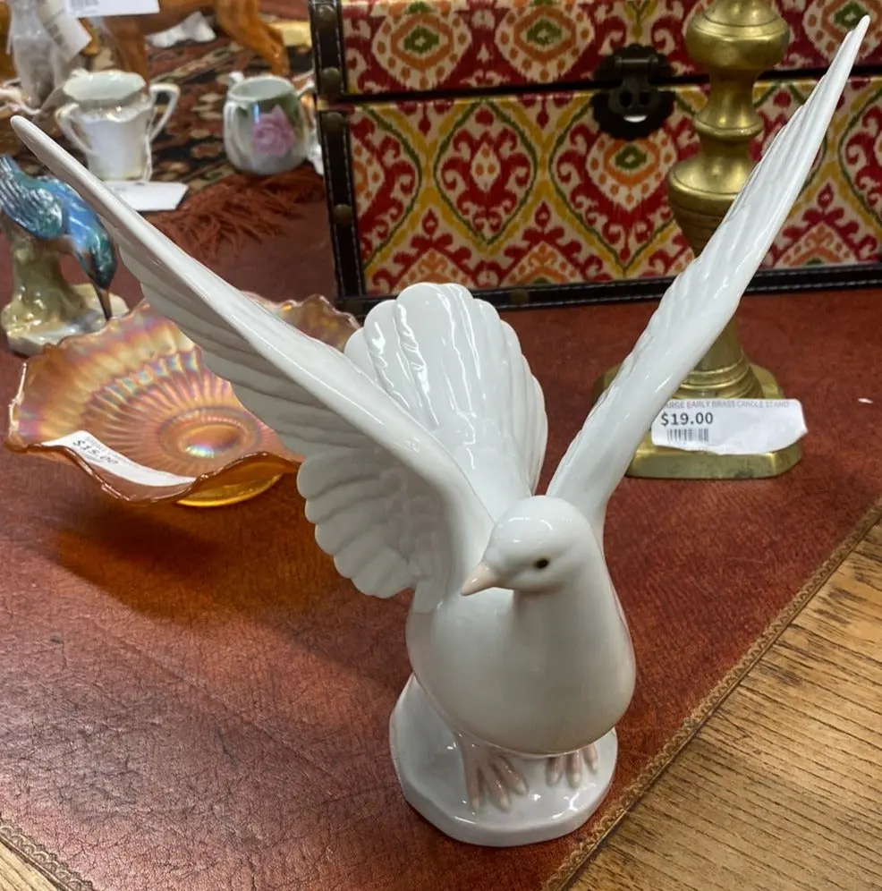 Retired Lladro Dove "In Flight" Figurine 1