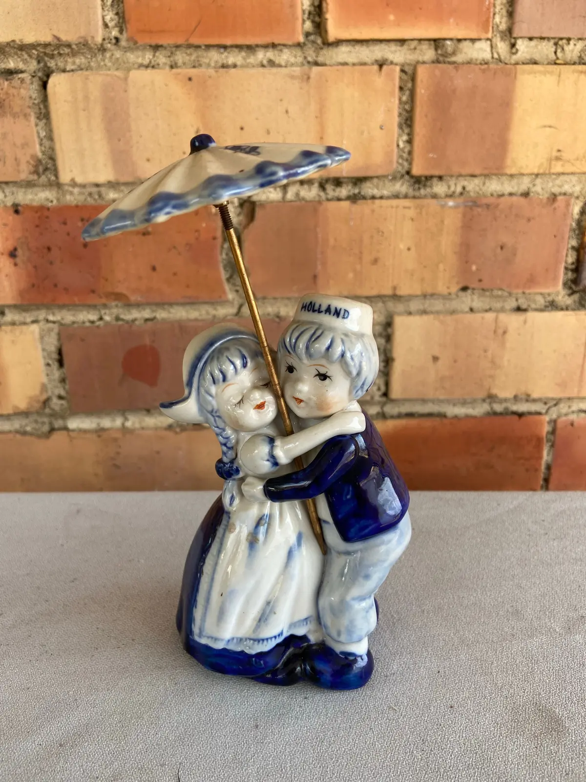 Delft Kids With Umbrella Figurine 1