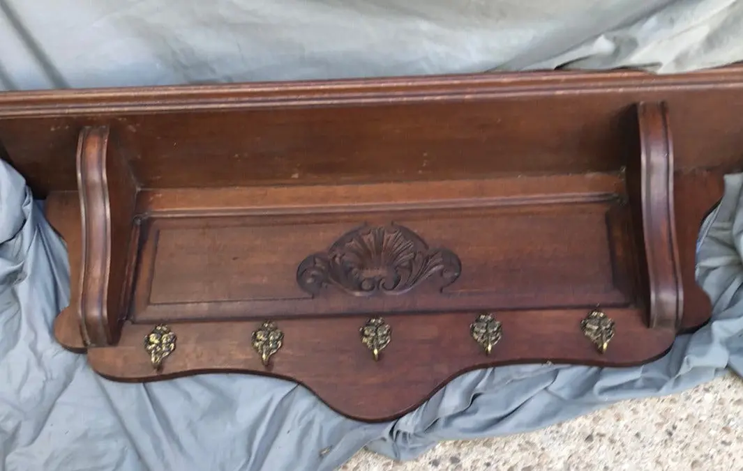 Dark Oak Wall Shelf With Center Carved Shell 1