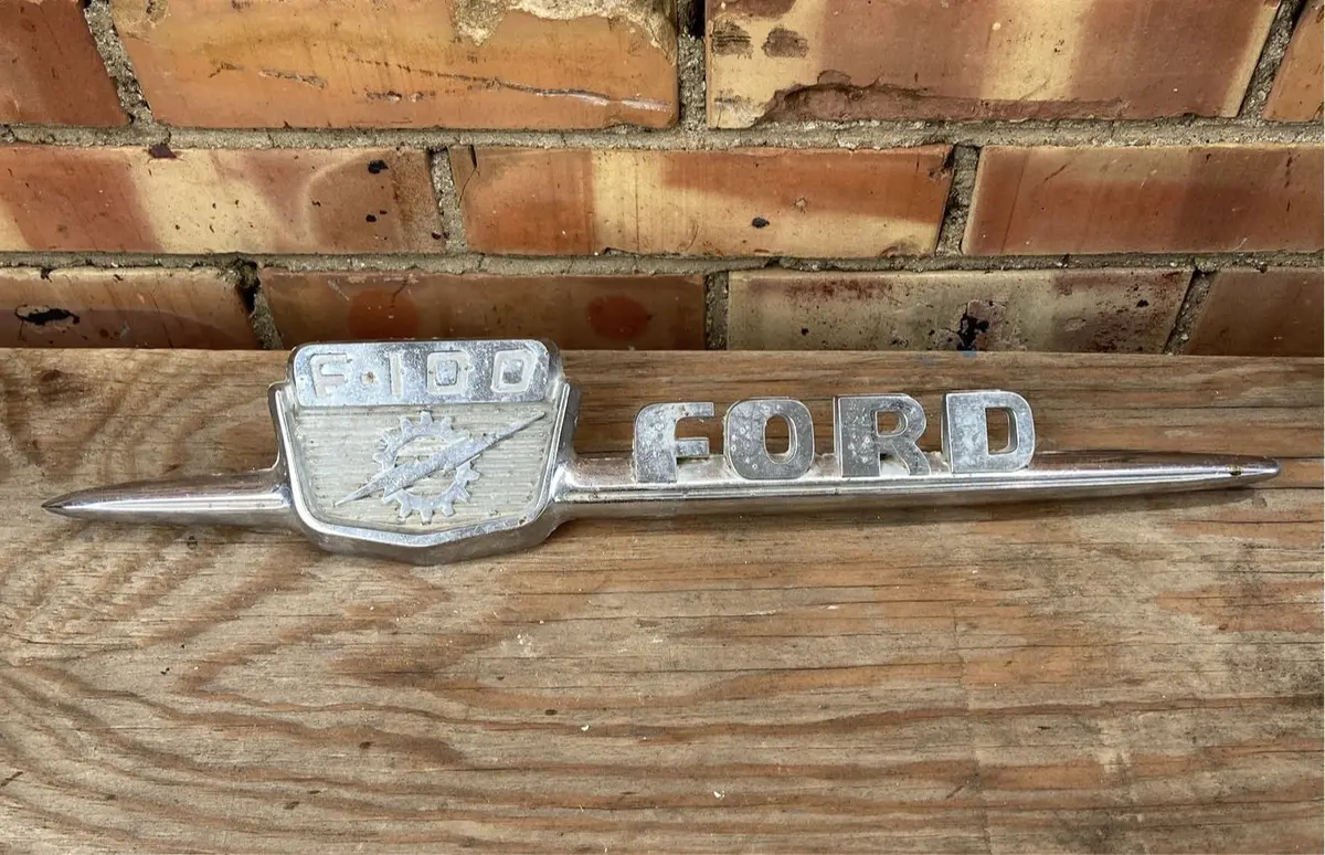 Ford F-100 Emblem 1