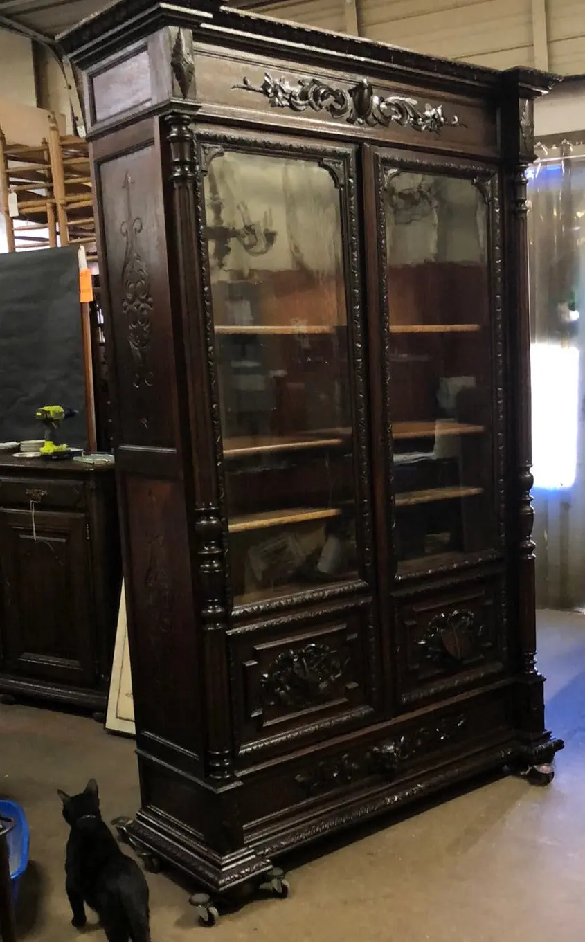 Cartouche Crowned Wavy Glass Schloar's Bookcase 1