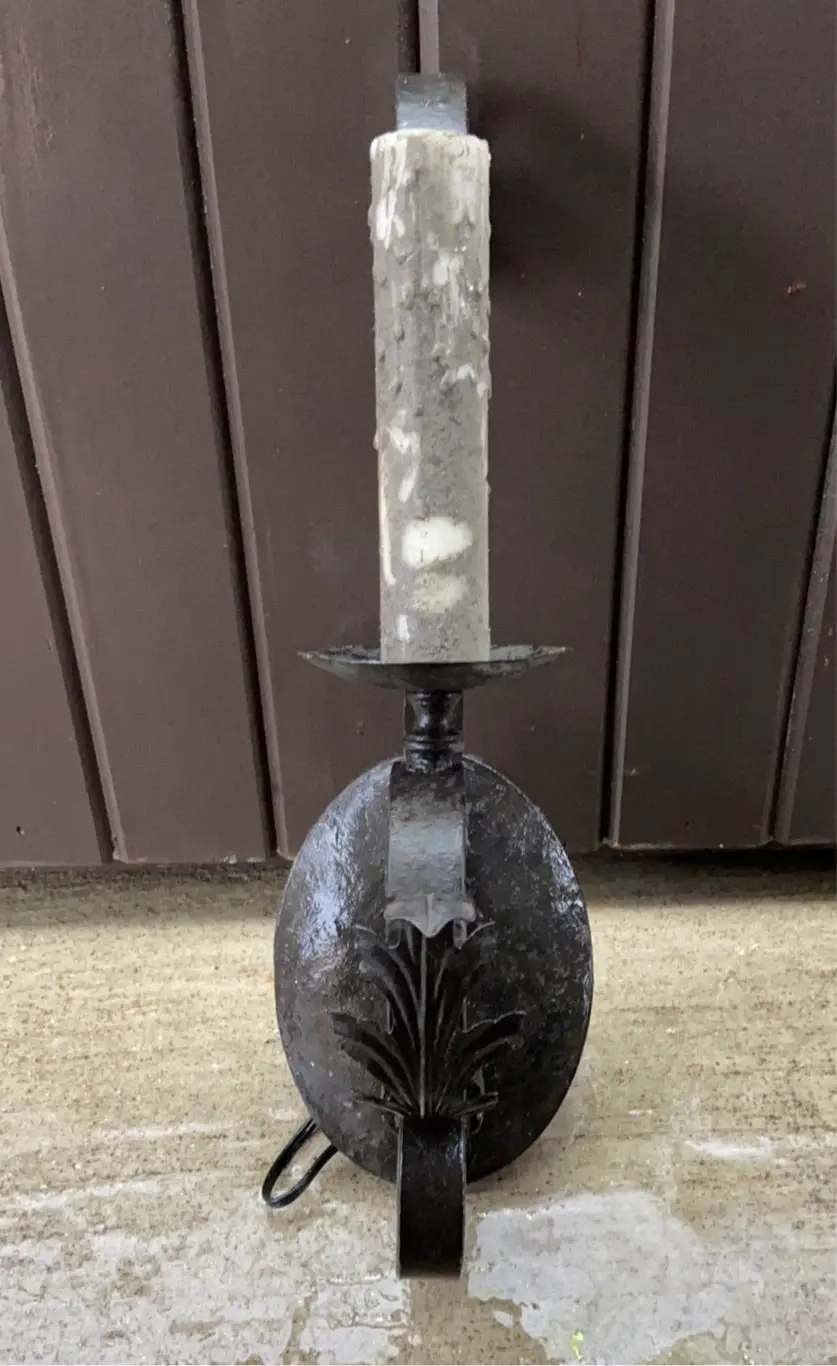 Single-Arm Scrolly Foliate Black Iron Sconce 1