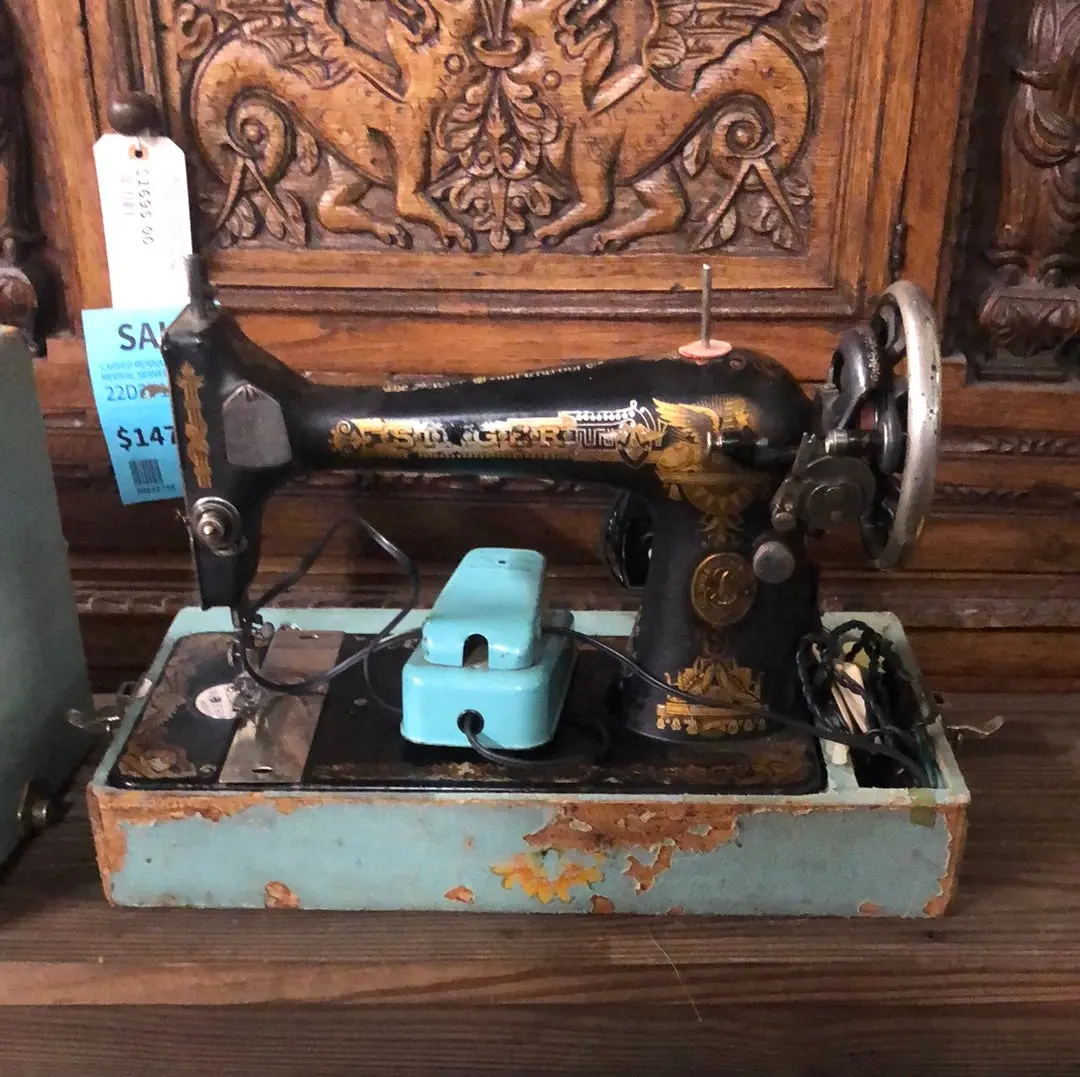 Small Singer Sewing Machine In Carry Case 1