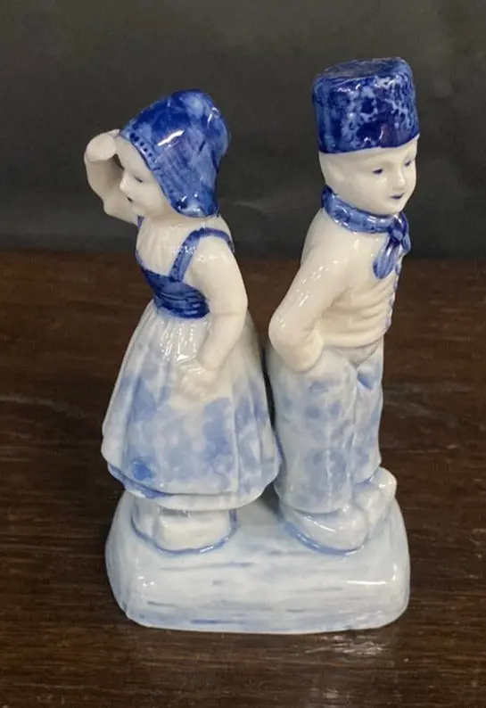 Delft Boy And Girl Gazing Figurine 1
